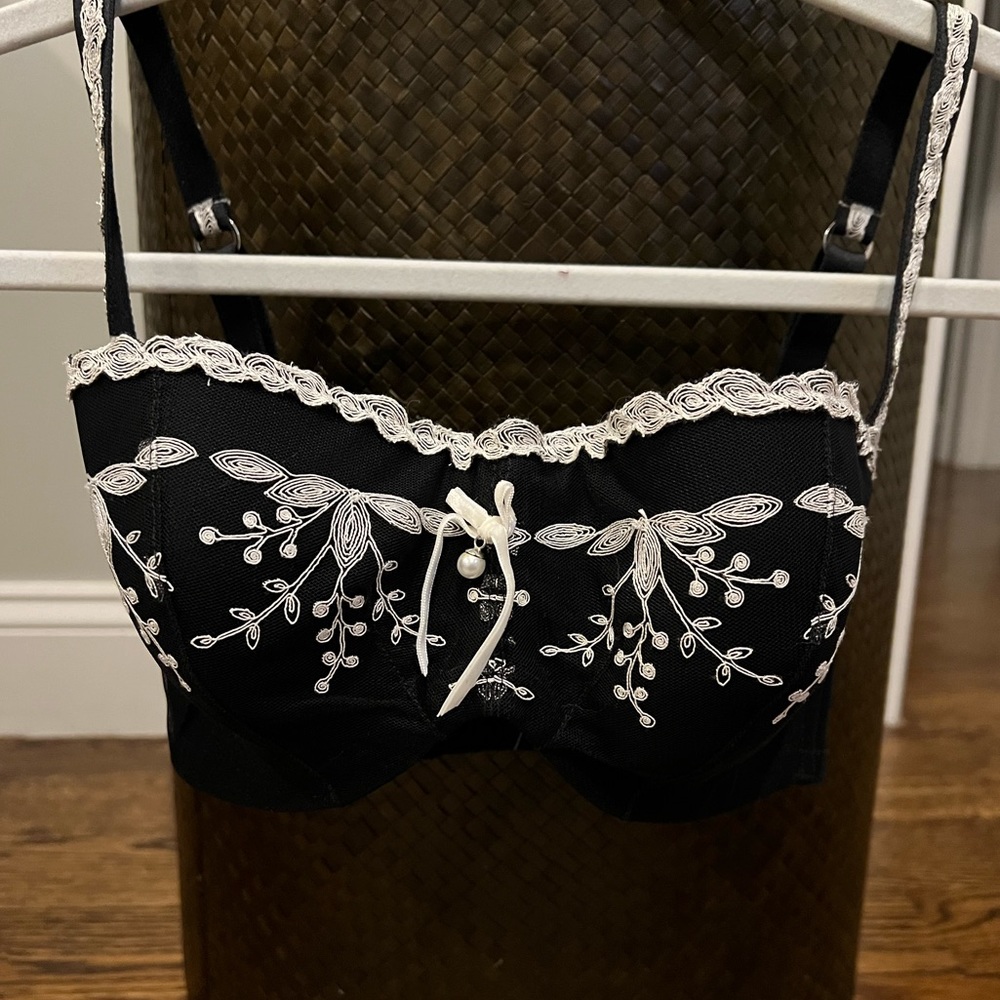 Black and white balconette style bra by Harlequin size 30F